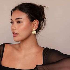 Naked Hanger Gold Shell Earrings